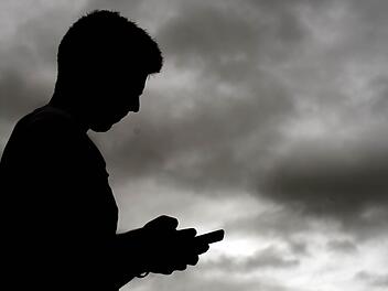 Wer zu oft auf sein Smartphone schaut, läuft Gefahr, kurzsichtig zu werden, behauptet ein Hirnforscher aus Ulm. Foto: Sebastian Gollnow/dpa