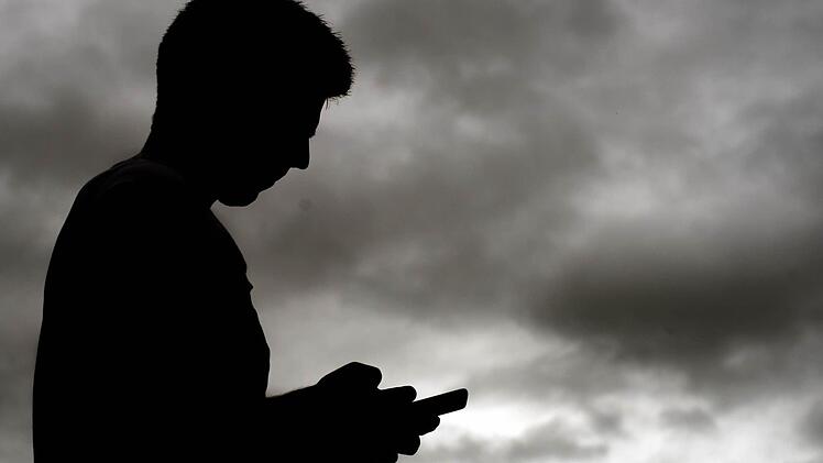 Wer zu oft auf sein Smartphone schaut, läuft Gefahr, kurzsichtig zu werden, behauptet ein Hirnforscher aus Ulm. Foto: Sebastian Gollnow/dpa