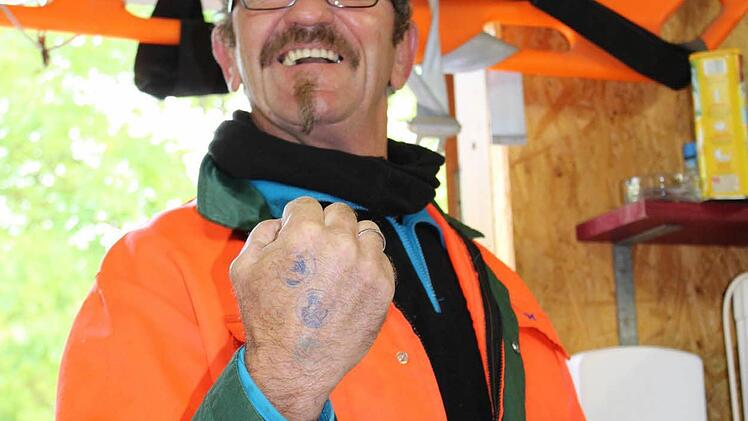 Freizeitpark-G&auml;rtnermeister Monzel zeigt stolz zwei Stempel. Foto: Manja von Nida