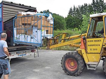 Da muss schweres Gerät ran: Mit dem Radlader werden die Hilfsgüter für Rumänien in den Lkw geladen, um dann von den Helfern sicher verstaut zu werden. Fotos: Daniela Pondelicek