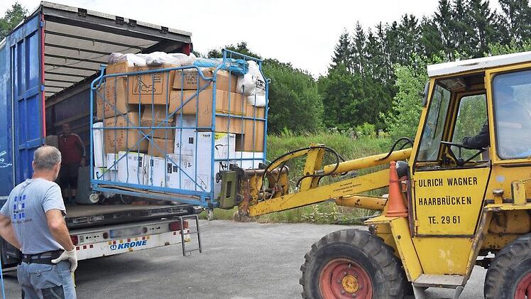 Da muss schweres Gerät ran: Mit dem Radlader werden die Hilfsgüter für Rumänien in den Lkw geladen, um dann von den Helfern sicher verstaut zu werden. Fotos: Daniela Pondelicek