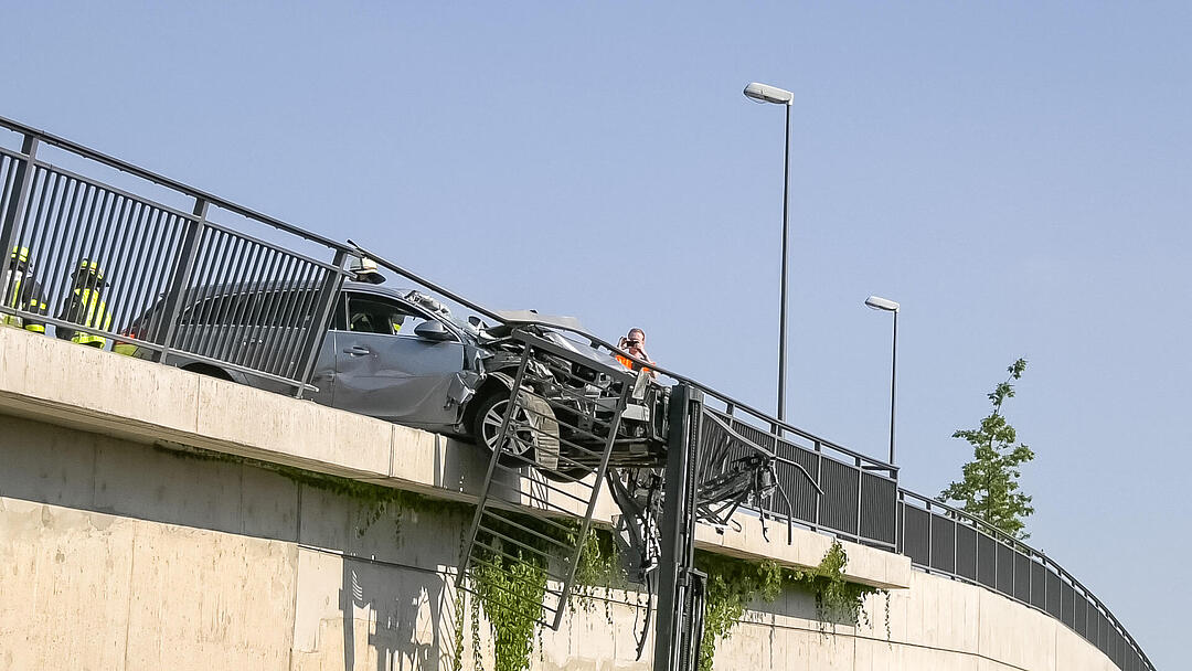 Würzburg: Auto droht nach Unfall von Brücke zu stürzen