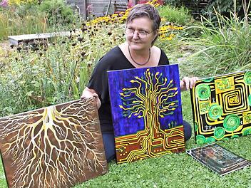 Brigitte Müller mit Bildern aus dem neuen Kalender Foto: Carmen Schwind