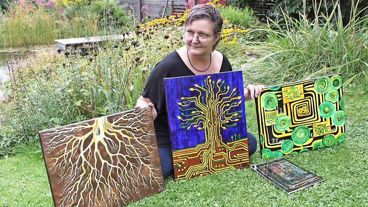 Brigitte Müller mit Bildern aus dem neuen Kalender Foto: Carmen Schwind