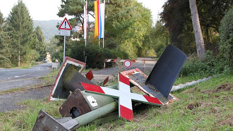 Die Sinntalbahn ist endgültig Geschichte, der größte Teil der Schienen ist bereits ausgebaut. Nun geht es darum, auf das Schotterbett einen durchgehend asphaltierten Radweg von der Landesgrenze bis nach Wildflecken zu bauen.Ulrike Müller