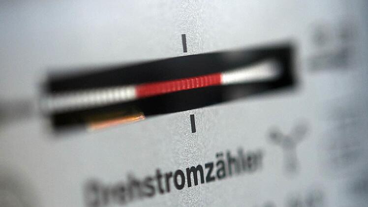 Der klassische Drehstromzähler ist ein Auslaufmodell. In wenigen Jahren wird er überall durch "Smart Meter" ersetzt sein. Die Stadtwerke Neustadt sind nun dazu angehalten, den Austausch durchzuführen. Der Stadtrat bedient sich hierfür eines "Tricks".  Bernd Thissen, dpa