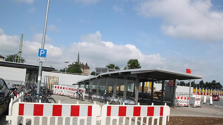 Am Pendlerparkplatz östlich des Bahnhofs hat die Stadt zwei Behinderten-Parkplätze angelegt.