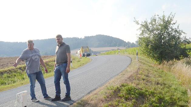 Die Sanierung der Gemeindeverbindungsstra&szlig;e zwischen Hummendorf und Eichenb&uuml;hl wird dieser Tage fertiggestellt. Vor Ort &uuml;berzeugen sich Bauamtsleiter J&uuml;rgen Fenner und Zweiter B&uuml;rgermeister Michael Bohl. Fotos: K.-H. Hofmann