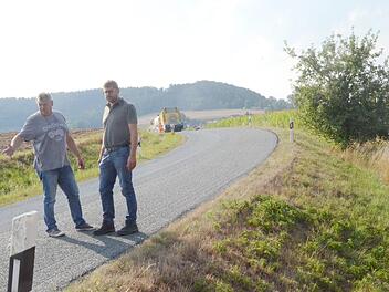 Die Sanierung der Gemeindeverbindungsstraße zwischen Hummendorf und Eichenbühl wird dieser Tage fertiggestellt. Vor Ort überzeugen sich Bauamtsleiter Jürgen Fenner und Zweiter Bürgermeister Michael Bohl. Fotos: K.-H. Hofmann