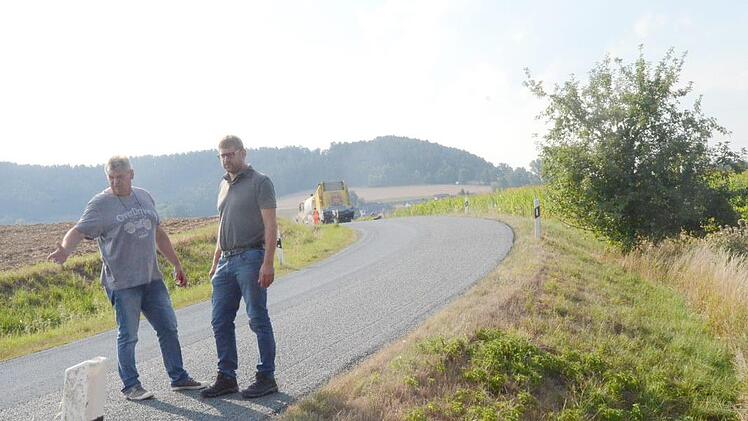 Die Sanierung der Gemeindeverbindungsstraße zwischen Hummendorf und Eichenbühl wird dieser Tage fertiggestellt. Vor Ort überzeugen sich Bauamtsleiter Jürgen Fenner und Zweiter Bürgermeister Michael Bohl. Fotos: K.-H. Hofmann
