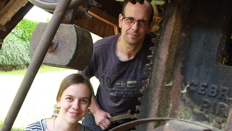 "Wenn ich alles alleine machen müsste, hätte ich schon aufgegeben", sagt Oliver Schwenzer. Zum Glück muss er das nicht. Die ganze Familie hängt an der alten Säge-Mühle direkt neben dem Haus und packt mit an, um sie zu erhalten - wie Tochter Jasmin. Das Fest zum Mühlentag soll ermöglichen, das alte Wasserrad, zu erneuern, damit die Säge-Mühle in der Münchau überleben kann. Foto: Carmen Schmitt