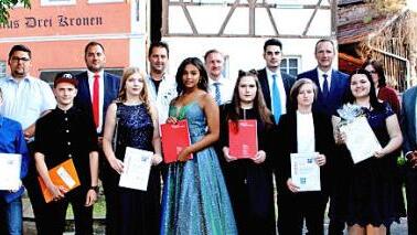 Die Schul- und Fächerbesten mit Abschluss der "Mittleren Reife"; vordere Reihe von links: Jonas Pflaum, Daniel Schraub, Christina Basel, Felicia Flores, Emilia Klein, Shakira Pohl und Viola Stöcklein mit den Vertretern der Sponsoren, der Stadt und dem Rektor Raimund Willert