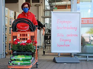 Besonders begehrt am ersten Tag der Öffnung: Blumen und Gartenartikel. Fotos: Franziska Rieger