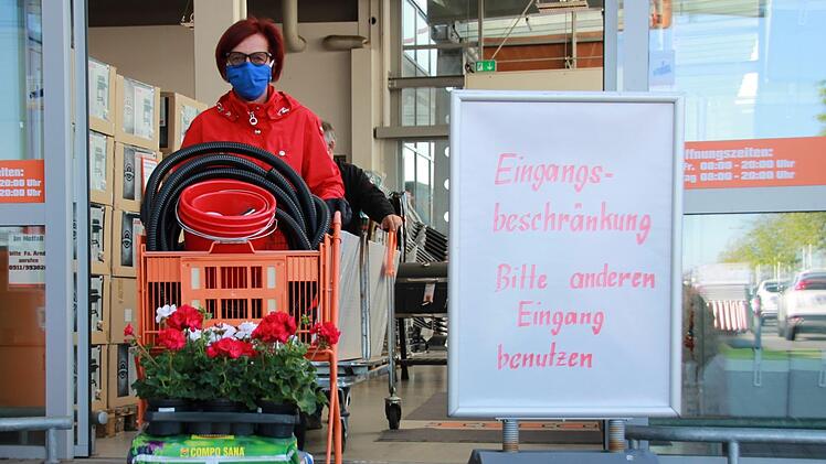 Besonders begehrt am ersten Tag der Öffnung: Blumen und Gartenartikel. Fotos: Franziska Rieger