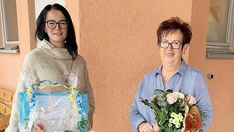 Monika Müller (rechts) war 31 Jahre Kinderpflegerin. Jutta Gottwald verabschiedete sie in den Ruhestand.
