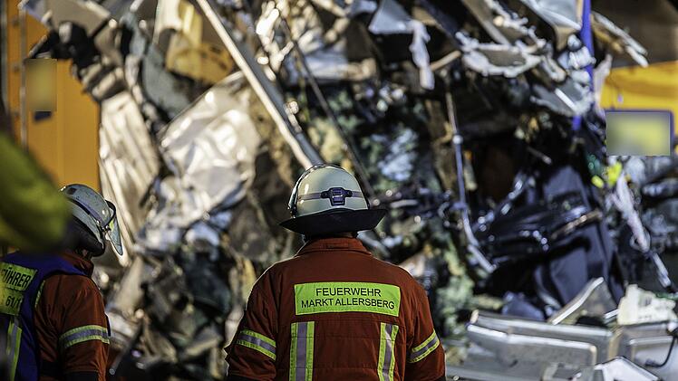 Unfall auf A9 bei Allersberg: Lkw kracht in Pannenfahrzeug - zwei Menschen sterben