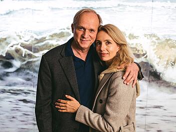 Tragikomisch, poetisch, ungew&ouml;hnlich: Im ARD-Film "Meeresleuchten" m&uuml;ssen Thomas Wintersperger (Ulrich Tukur) und seine Frau Sonja (Ursina Lardi) lernen, mit dem Verlust ihrer Tochter umzugehen.