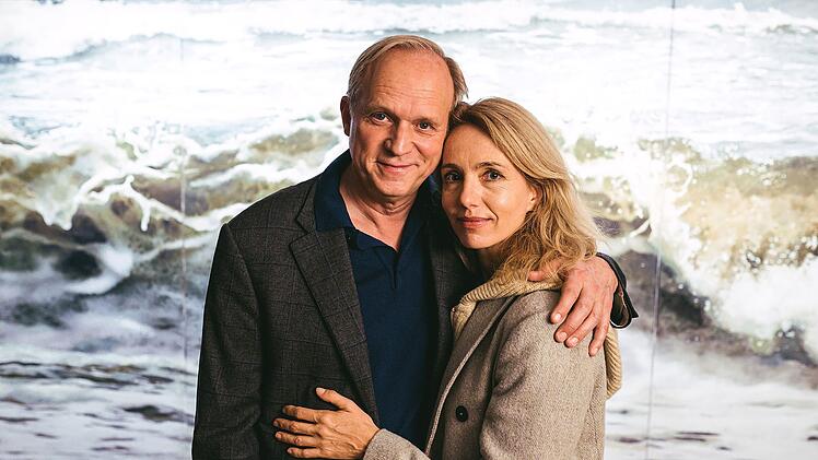 Tragikomisch, poetisch, ungew&ouml;hnlich: Im ARD-Film "Meeresleuchten" m&uuml;ssen Thomas Wintersperger (Ulrich Tukur) und seine Frau Sonja (Ursina Lardi) lernen, mit dem Verlust ihrer Tochter umzugehen.
