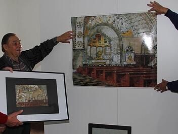 Initiator Georg Schneider (links) gibt mit der Ausstellung "Gotteshaus-Träume - Friesens vergessene Kirchen" einen völlig neuen Blick auf die Kirchengeschichte des Kronacher Stadtteils frei. Bei den Vorbereitungen greifen ihm Museumsleiter Alfons Geiger (Mitte) und Kirchenpfleger Heinz Schmidt kräftig unter die Arme. Foto: Marco Meißner