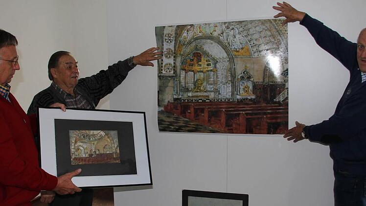 Initiator Georg Schneider (links) gibt mit der Ausstellung "Gotteshaus-Träume - Friesens vergessene Kirchen" einen völlig neuen Blick auf die Kirchengeschichte des Kronacher Stadtteils frei. Bei den Vorbereitungen greifen ihm Museumsleiter Alfons Geiger (Mitte) und Kirchenpfleger Heinz Schmidt kräftig unter die Arme. Foto: Marco Meißner