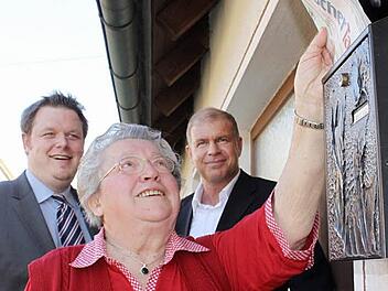 Seit 50 Jahren ist Betty Walz in Pretzdorf mit dem FT unterwegs. Geschäftsführer Tobias Konrad (links) und Regionalleiter Christian Martin (rechts) von der Zustellgesellschaft gratulierten der  Jubilarin und hoffen, nach lange auf sie bauen zu können.  Foto: Andreas  Dorsch