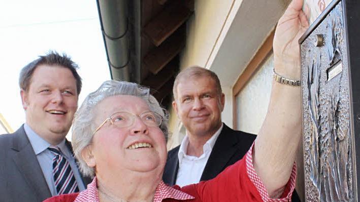 Seit 50 Jahren ist Betty Walz in Pretzdorf mit dem FT unterwegs. Geschäftsführer Tobias Konrad (links) und Regionalleiter Christian Martin (rechts) von der Zustellgesellschaft gratulierten der  Jubilarin und hoffen, nach lange auf sie bauen zu können.  Foto: Andreas  Dorsch
