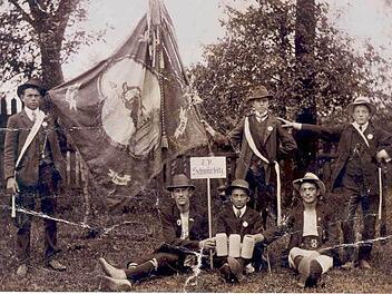 Historische Aufnahme von auf ihren Turnverein stolzen Schwürbitzern Repros: Horst Habermann