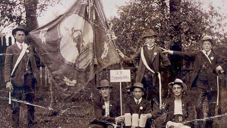 Historische Aufnahme von auf ihren Turnverein stolzen Schwürbitzern Repros: Horst Habermann