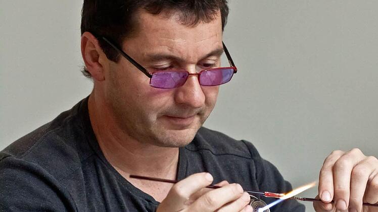 Falk Bauer bei der Arbeit im Lampenglas-Studio des Glasmuseums Rosenau.