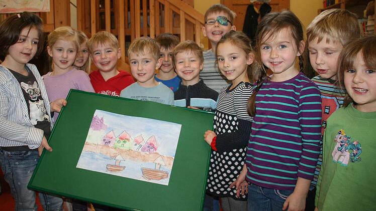 So groß, dass alle mit anpacken müssen: Stella hat ein Bild für die Ausstellung gemalt. Foto: Daniela Röllinger