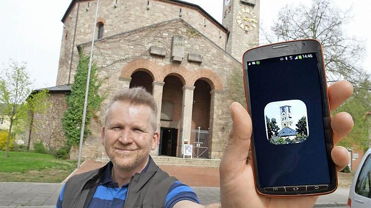 Rolf Lang hat sie installiert, die wohl erste App einer Kirchengemeinde in Bamberg. Foto: Ronald Rinklef