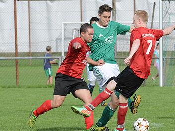 Zunge raus: Auf die selbe Gesichts-Mimik geeinigt haben sich der Obereschenbacher Andy Müller (links) und Marco Lutz vom SV Gräfendorf. Nur FCler David Reuter fällt aus der Reihe. Foto: ssp
