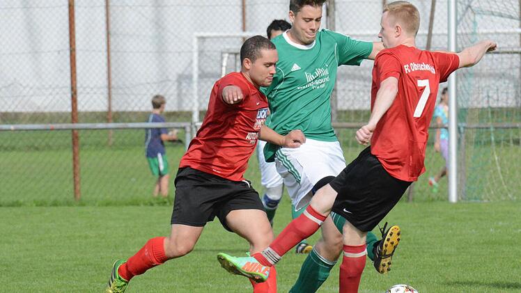 Zunge raus: Auf die selbe Gesichts-Mimik geeinigt haben sich der Obereschenbacher Andy Müller (links) und Marco Lutz vom SV Gräfendorf. Nur FCler David Reuter fällt aus der Reihe. Foto: ssp