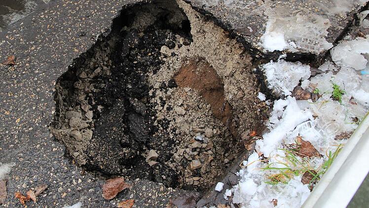 So sah das Loch aus, in das das Auto abgesackt war. Foto: Ferdinand Merzbach