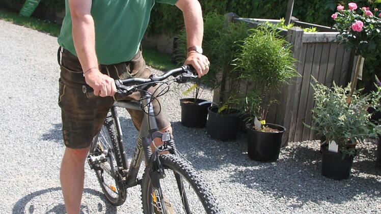 Gastgeber Ludwig Freiherr von Lerchenfeld nutzte das Fahrrad, um übers Messegelände zu fahren. Foto: Sonja Adam