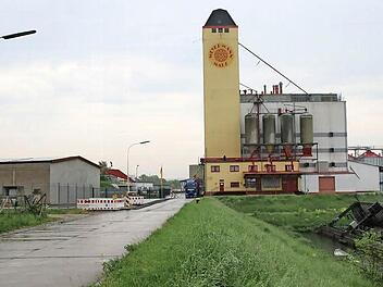 Im Hafen von Haßfurt: Links neben dem Turm des Mälzereigebäudes wird der containergroße Elektrolyseur errichtet.  Foto: Ronald Heck