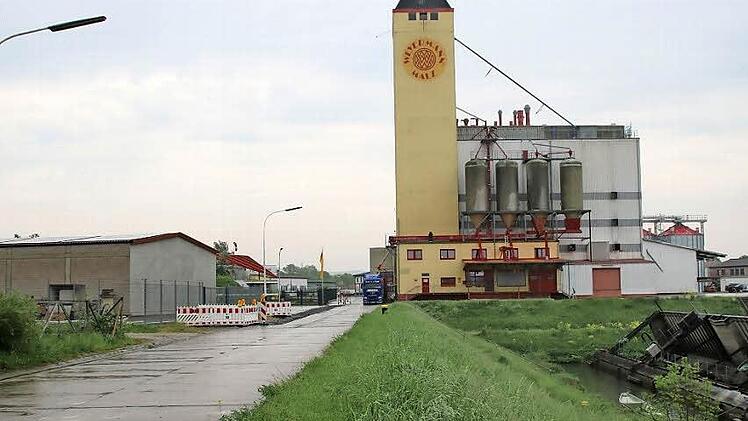 Im Hafen von Haßfurt: Links neben dem Turm des Mälzereigebäudes wird der containergroße Elektrolyseur errichtet.  Foto: Ronald Heck