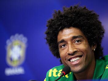 Er komplettiert die prominente Gästeliste des 25. Samba-Festivals: Dante vom VfL Wolfsburg. Foto: dpa