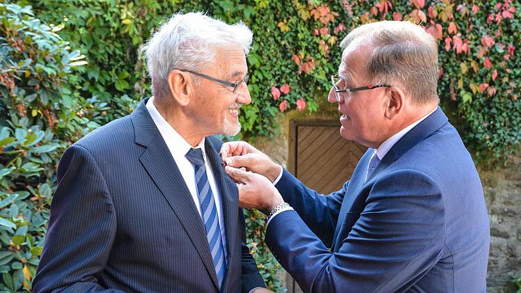Dr. Reinhard Worschech (links) erhielt vom Bezirkstagspräsidenten Erwin Dotzel die Unterfränkische Bezirksmedaille überreicht. Foto: Björn Hein