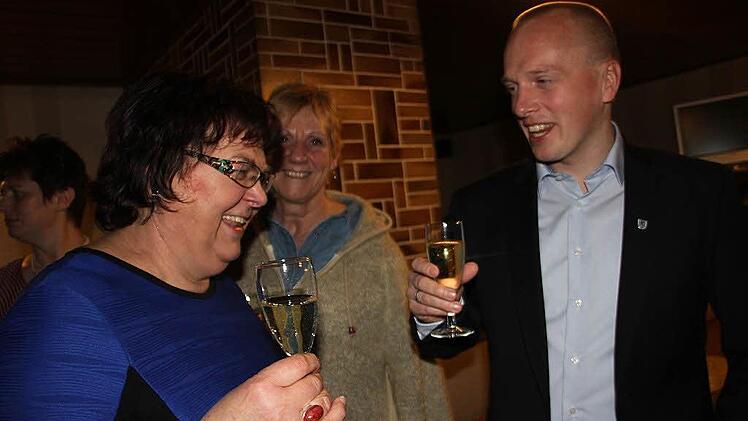 Zweite Bürgermeisterin Monika Barnickel stößt mit Thomas Löffler an. Foto: Veronika Schadeck