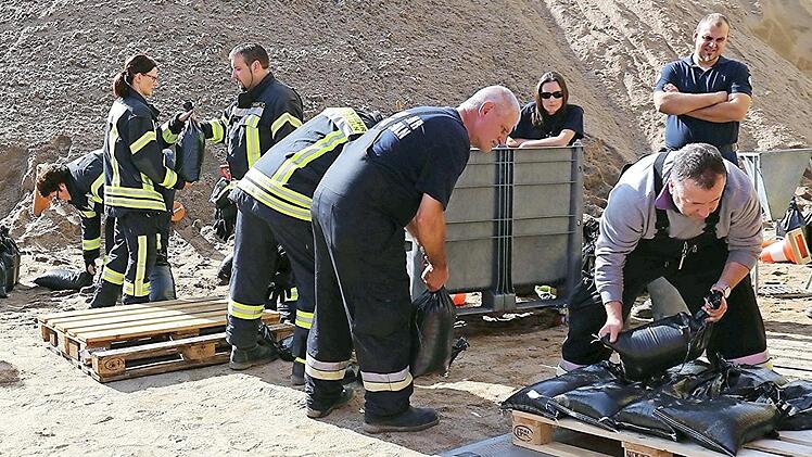 Auch das richtige Aufstapeln der Sandsäcke auf der Palette will gelernt sein. Fotos: Gerd Klemenz