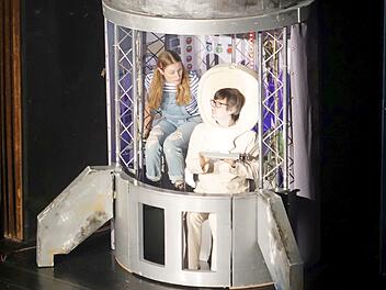 Henrietta und Quassel, der Kochlöffel, in ihrer Rakete auf dem Weg zu Planeten. Das Kindertheater machte Station in Bad Kissingen im Kurtheater.  Foto: Lothar Zachmann / AOK