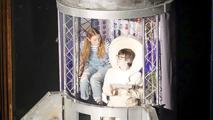 Henrietta und Quassel, der Kochlöffel, in ihrer Rakete auf dem Weg zu Planeten. Das Kindertheater machte Station in Bad Kissingen im Kurtheater.  Foto: Lothar Zachmann / AOK