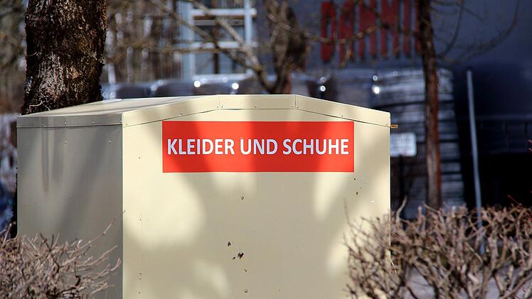 Vor so einem Container stellte die Dame ihren Trolley ab.