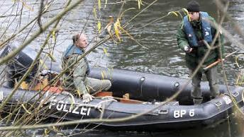 Auch Boote waren am Mittwoch wieder im Einsatz. Fotos: Markus Reeh