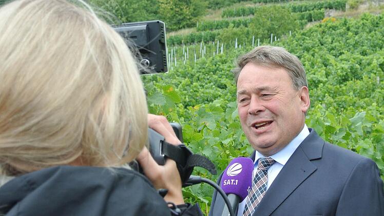 Ein Brimborium: Der Bayerische Rundfunk, die Deutsche Presse-Agentur, Sat 1 - alle waren sie da in den Steinbacher Weinbergen zur offiziellen Eröffnung der Lese.