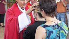 Erzbischof Ludwig Schick spendet in Reichenbach das Sakrament der Firmung.  Foto: Simone Büttner