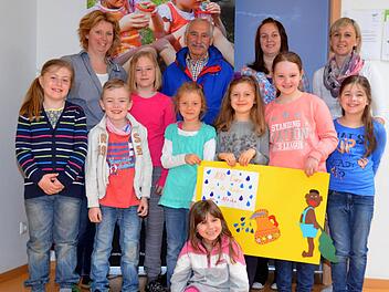 Haben geholfen und Neues kennengelernt: Kindergartenleiterin Aileen Schöppner (hinten, von links), Robert Friedel, Verena May, Saskja Wittmann und davor einige der Premicher Schulkinder, die die Kita besuchen und am Markt mitgewirkt haben. Foto: Peter Rauch