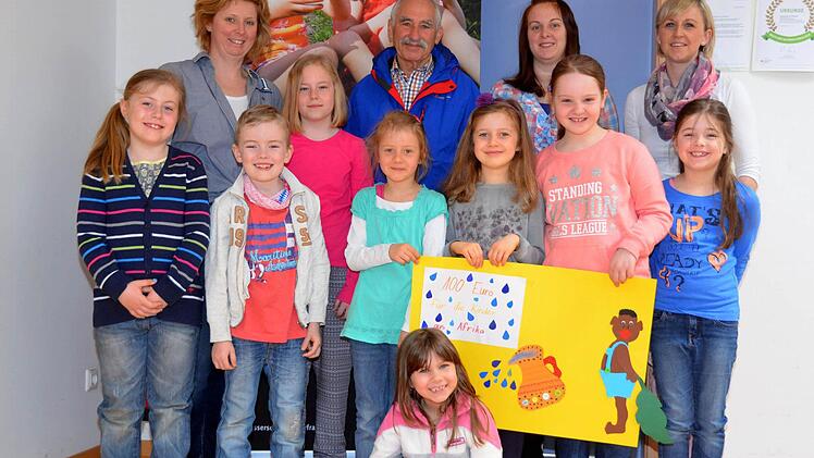 Haben geholfen und Neues kennengelernt: Kindergartenleiterin Aileen Schöppner (hinten, von links), Robert Friedel, Verena May, Saskja Wittmann und davor einige der Premicher Schulkinder, die die Kita besuchen und am Markt mitgewirkt haben. Foto: Peter Rauch