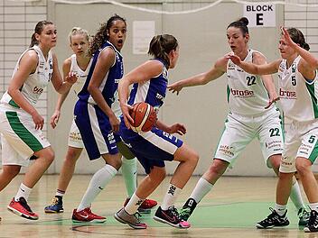 Die DJKlerinnen Tanja Lehnert (2..v.&nbsp;r.) und Liisi Sokman (r.) stoppen die ballf&uuml;hrende Wasserburgerin Elisabeth Pavel; ganz links Daniela Vogel, daneben Ieva Jansone und die Wasserburgerin Svenja Brunckhorst. Foto: sportpress